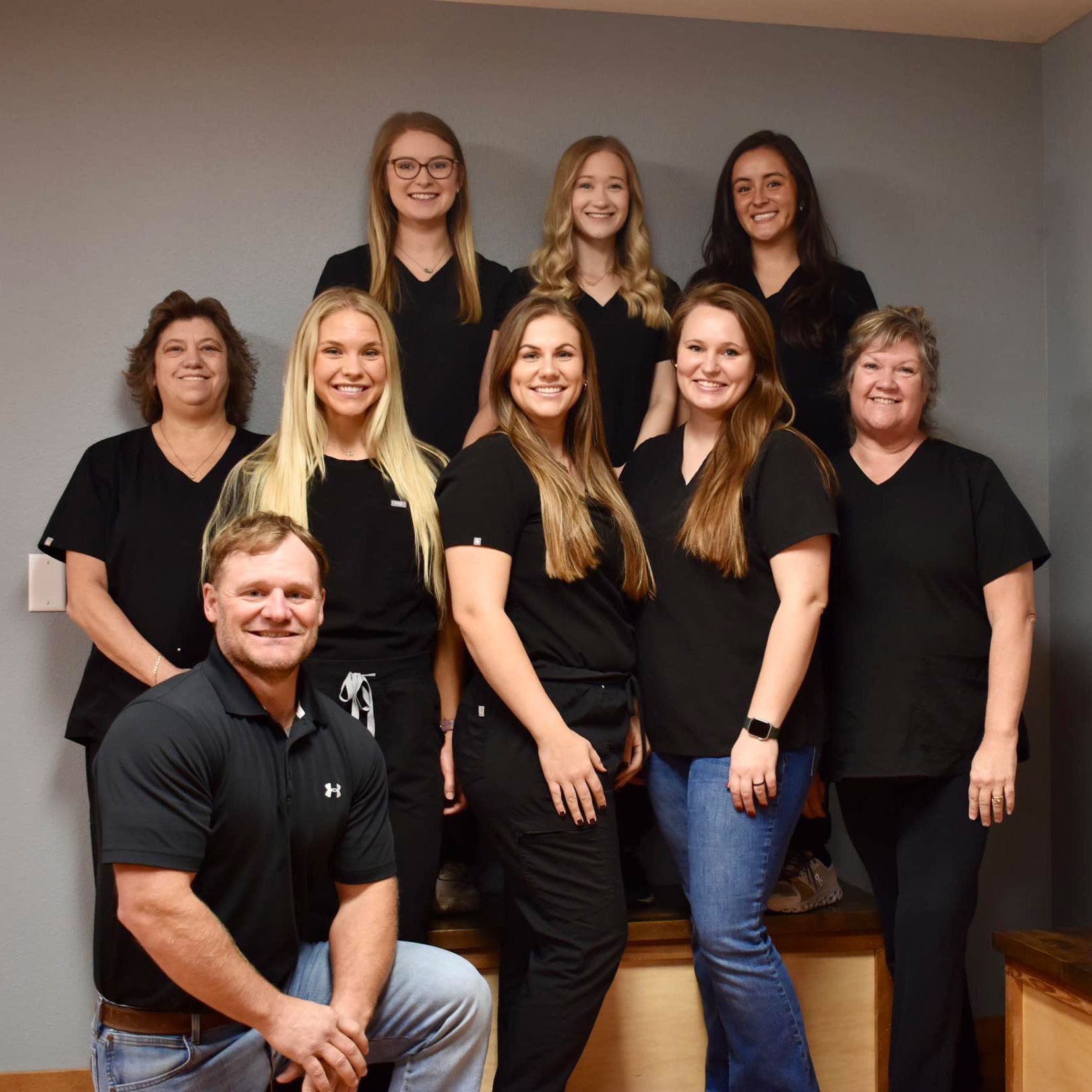 group picture of jackson veterinary clinic team members